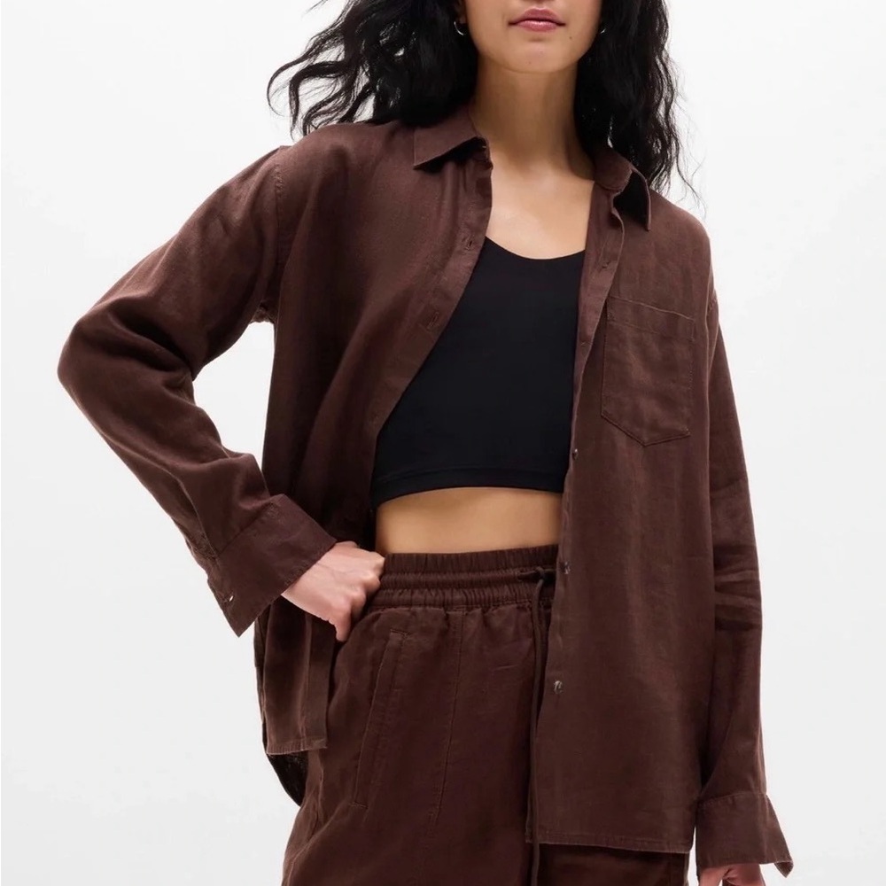 Athleta Retreat Linen Button Down and Mid-Rise 4 Inch Short in Woodland (Brown)